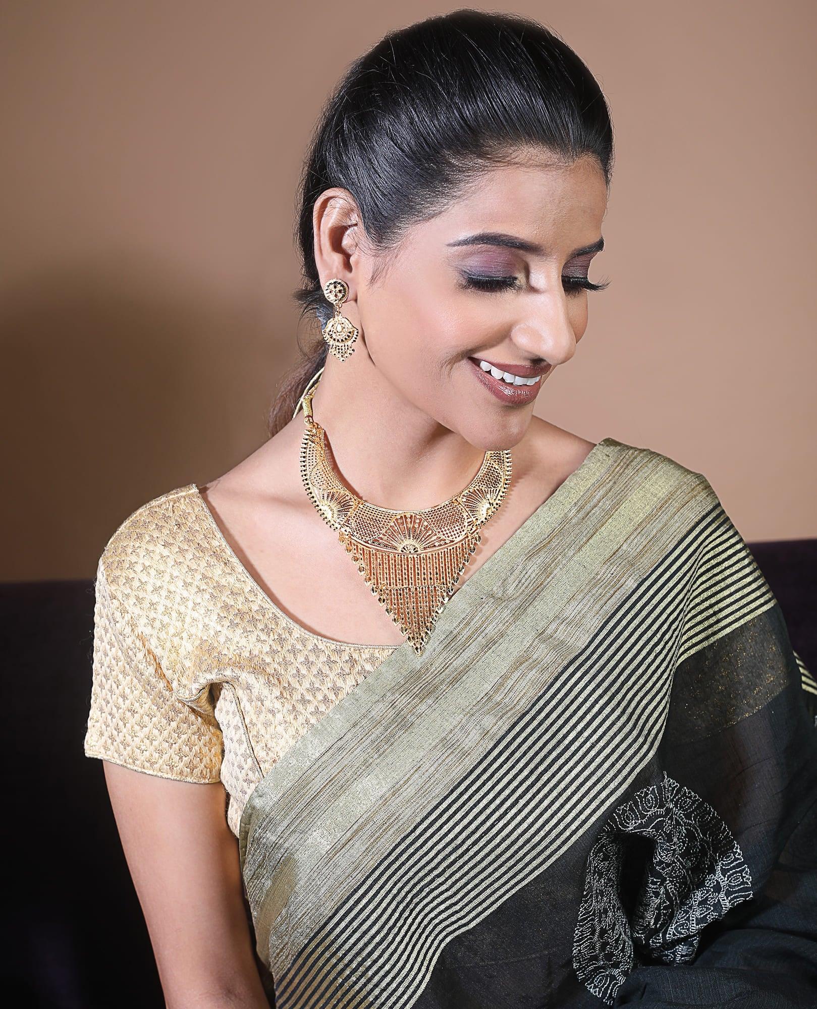 What does a wearing a choker symbolize? Tanaira