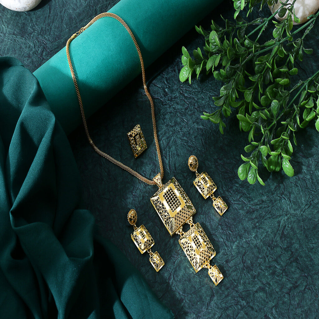 Traditional Gold Plated Cube Style Pendent Set With Ring